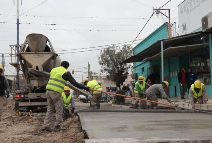 La medida se fundamenta en la necesidad de optimizar el gasto público y asegurar que los recursos se destinen a proyectos estratégicos y con un alto grado de avance.