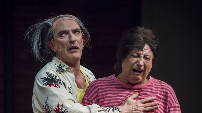 En la obra irrumpen disputas por dinero, cartel y engaños que se suceden revelando lo cerca que se encuentra la exageración de la verdad.&nbsp;