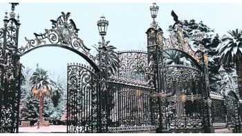 De blanco. Después de cuatro años volvió a nevar en la ciudad de Mendoza. El Parque San Martín fue uno de los puntos de encuentro donde los vecinos disfrutaron del fenómeno que no se daba desde julio de 2013.