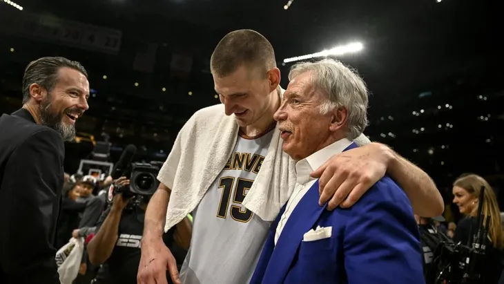 Kroenke festeja el título que los Denver Nuggets consiguieron en junio de 2023.