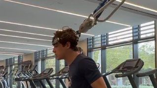 Colapinto mostró su entrenamiento especial para ejercitar su cuello en la pretemporada para la Fórmula 1 Colapinto mostró su entrenamiento especial para ejercitar su cuello en la pretemporada para la Fórmula 1