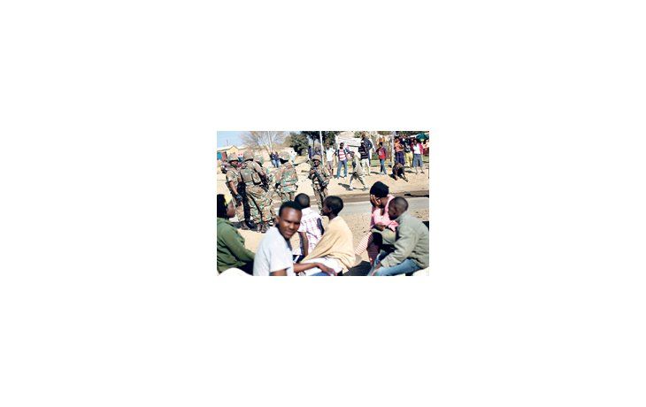 ámbito.com | Soldados sudafricanos patrullaron durante el Mundial la villa de Diepsloot, en el suburbio norte de Johannesburgo. Los rumores atizan la posibilidad de que hordas antiinmigrantes se lancen al ataque.