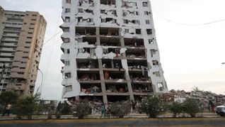 En La Guaira se derrumbó el icónico edificio del Hotel Eduards. En La Guaira se derrumbó el icónico edificio del Hotel Eduards.