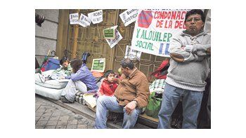 ámbito.com | Una familia peruana acampa frente a una sede de Bankia, en Madrid, el banco que busca esquivar su liquidación y que es el mayor tenedor de hipotecas de España. La crisis económica provoca más de quinientos desalojos por día en el país.