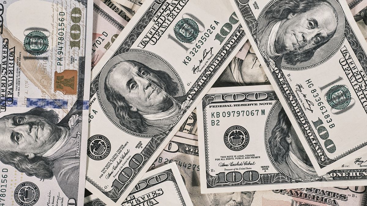 The dollar rose 0.71% and returned to the  range