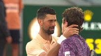 El saludo entre Djokovic y Fonseca tras el término del partido