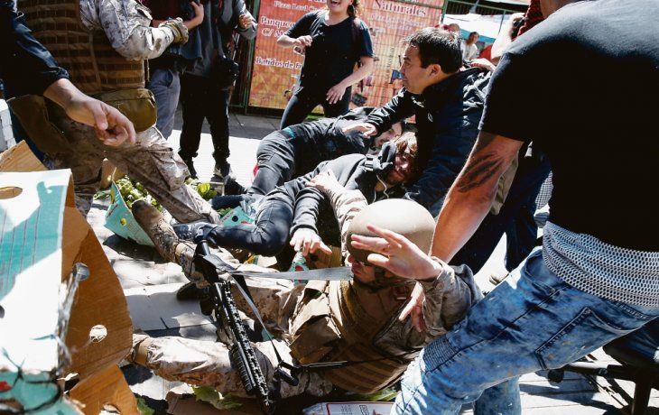 crispación. Los manifestantes atacaron a un carabinero durante una protesta ayer en Valparaíso. Por el momento, los heridos se cifran en al menos 289, cincuenta de ellos miembros de las fuerzas de seguridad.
