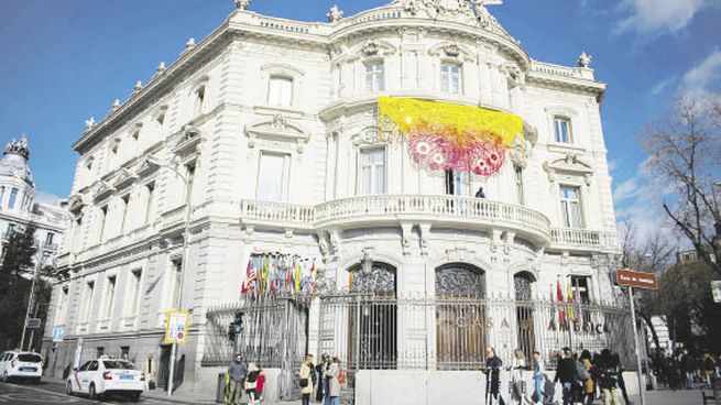 MARIPOSA. La obra del artista misionero Andrés Paredes en la fachada del Palacio de Linares, Madrid.