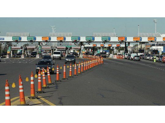 e los balances del primer trimestre de 2017 de las empresas Grupo Concesionario del Oeste y Autopistas del Sol se desprende una abrupta caída del tránsito por el Acceso Oeste de 5,8% y de 0,5% en la Panamericana, frente al mismo período de 2016. Los peajes en hora pico aumentaron 120% y 100%, respectivamente.