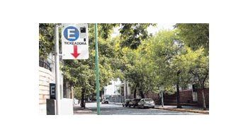 ámbito.com | En San Telmo, antes las calles estaban repletas y no se podía estacionar. A partir de la colocación de ticketeadoras en noviembre, aquéllas están casi vacías y siempre hay dónde dejar el auto.
