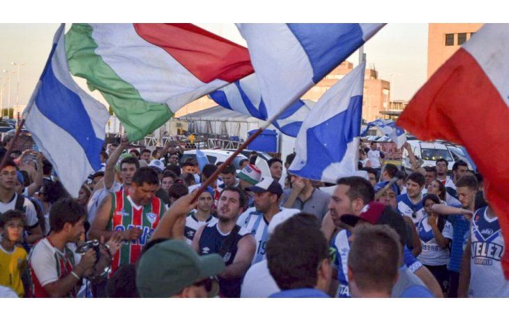 Los hinchas de Vélez fueron a Ezeiza a recibir a su ídolo.