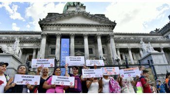 MASIVA MARCHA. Miles de mujeres se manifestaron frente al Congreso Nacional y marcharon a la Plaza de Mayo por los derechos de la mujer, en su día.