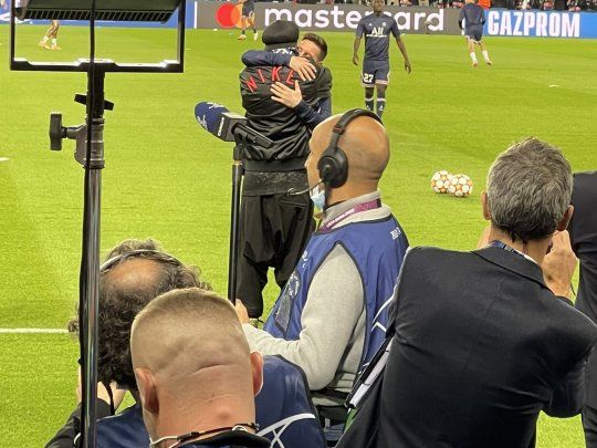 Lionel Messi frenó su entrada en calor para abrazar a Ronaldinho, amigo personal y gloria de PSG.