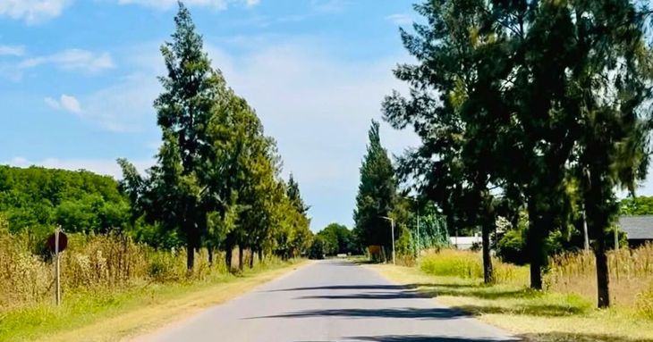 Calles tranquilas y entorno verde marcan el pulso de un destino del turismo bonaerense pensado para tomarse el tiempo con calma.