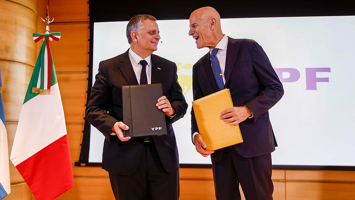 Horacio Marin, presidente y CEO de YPF, y el italiano Claudio Descalzi, CEO de Eni, firmaron un acuerdo por la exportación de GNL de Vaca Muerta.