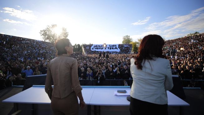 Cristina Kirchner junto a Mayra Mendoza en su acto en Quilmes.
