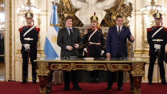 Javier Milei le tomó juramento a Lisandro Catalán. 