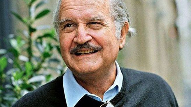 El escritor Carlos Fuentes Macías recibe en 1987 el Premio Cervantes de Literatura.