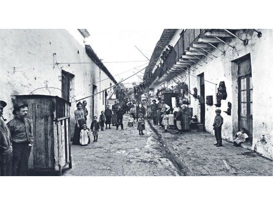 El pasado. Arriba, el Mercado del Plata en 1895, en la plaza de las Artes y el Pasaje Carabelas. Debajo, conventillo de Olds hacia la misma época, donde se aglutinaban cientos de inmigrantes.
