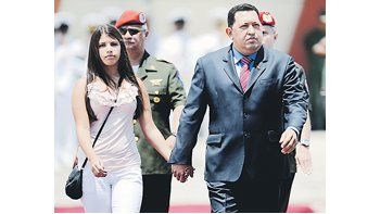 El presidente venezolano, Hugo Chávez, partió ayer con su hija Rosa rumbo a Río de Janeiro, donde se oficializará el ingreso de su país como miembro pleno del Mercosur. Antes de subir al avión, habló con la prensa.