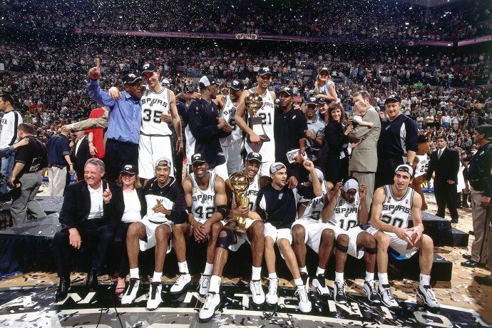 El Almirante fue compañero de Manu Ginobili, y compartieron juntos el título del 2003, que significó su último paso por la NBA.