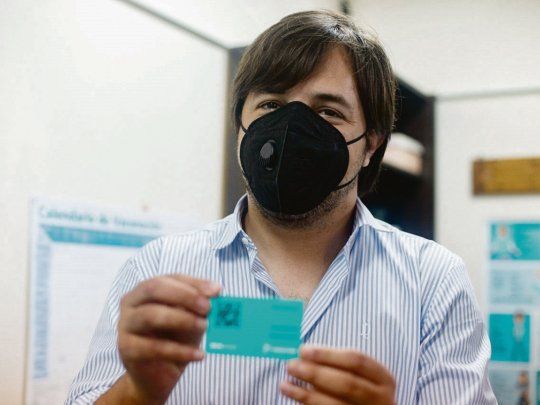 Inoculado. El viceministro de Salud muestra el certificado tras vacunarse. Fue el quinto bonaerense en recibir la dosis de la Sputnik V.