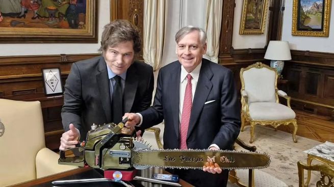 Javier Milei condecoró al economista español Jesús Huerta de Soto en la Casa Rosada
