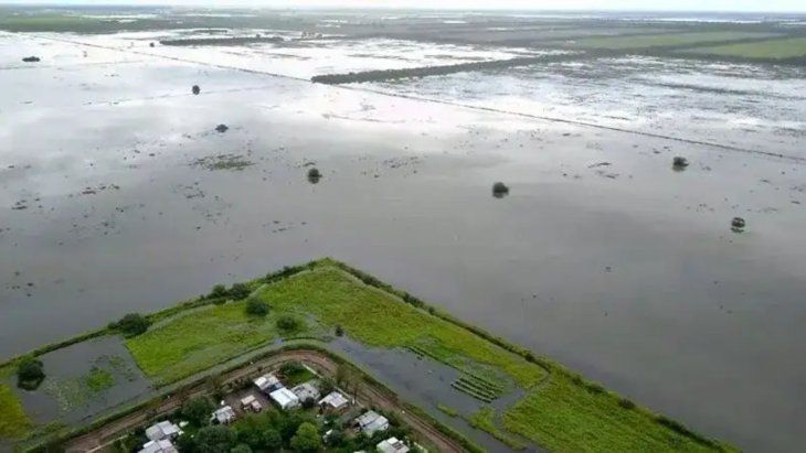 La crecida del río Paraná mantiene en alerta al Litoral argentino, con inundaciones, evacuaciones y operativos de asistencia en distintas localidades. La crecida del río Paraná mantiene en alerta al Litoral argentino, con inundaciones, evacuaciones y operativos de asistencia en distintas localidades.