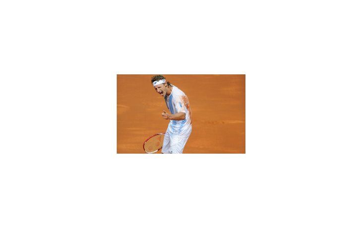 Nalbandian festeja la victoria Argentina. El dobles ya se juega en la cabeza de Jaite.