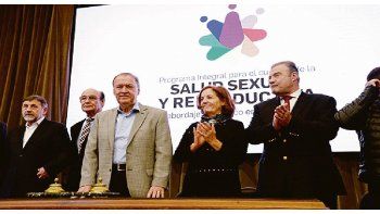 ESTRATEGIA. El gobernador Juan Schiaretti presentó un programa para el cuidado de la salud sexual y reproductiva. “Es responsabilidad del Estado garantizar que haya la menor cantidad posible de embarazos no deseados, para que no haya dilemas sobre si se aborta o no”, dijo.
