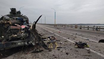 Un tanque ucraniano arrasado por la avanzada de Rusia en el puente de Jerson. Un tanque ucraniano arrasado por la avanzada de Rusia en el puente de Jerson.