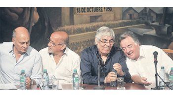 El Comité Central Confederal reunió ayer las versiones opositoras de la CGT. Hugo Moyano y Luis Barrionuevo condujeron el debate, acompañados por Gerónimo Venegas y Abel Frutos, a la izquierda del camionero.