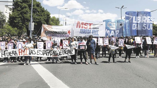 protesta. Piqueteros se manifestaron frente a los ministerios de Desarrollo Social y de Trabajo.