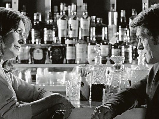 Baldío. Mónica Galán, en el que fue su papel de despedida, y Gabriel Corrado en una escena del film de Oliveira Cézar.