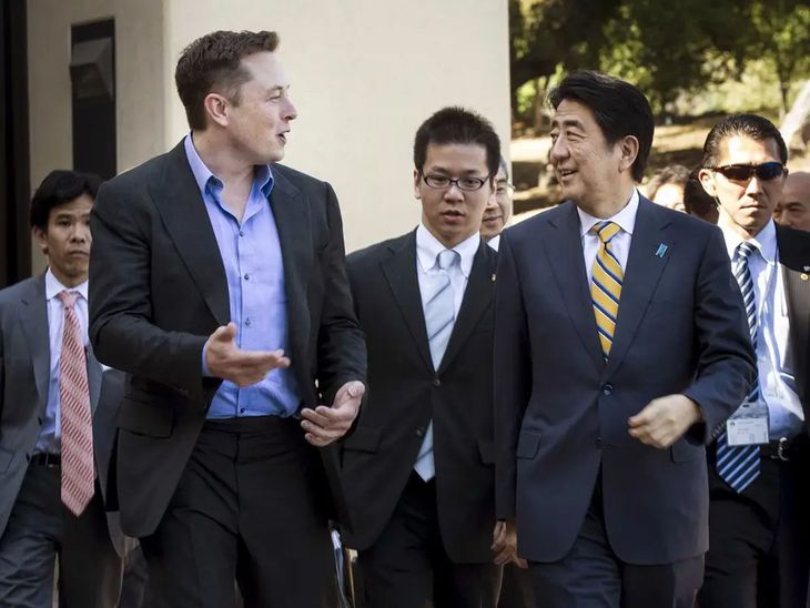 Elon Musk y Shinzo Abe Elon Musk y Shinzo Abe