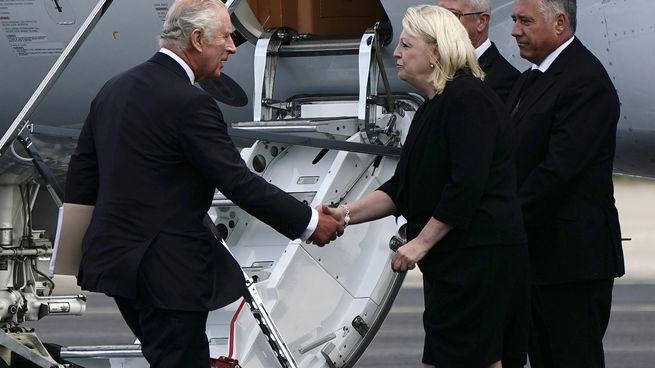 El rey Carlos III saluda al personal de su vuelo en el aeropuerto de Aberdeen, Escocia.
