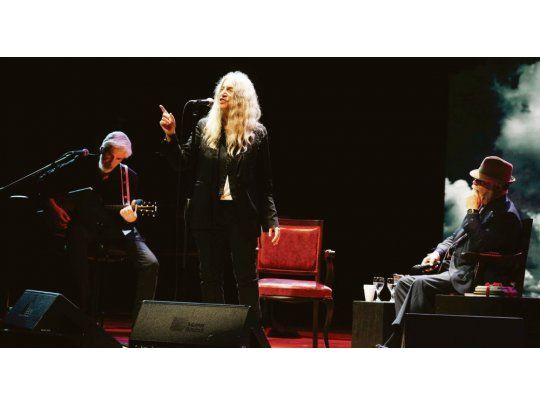 Patti Smith en Buenos Aires. Un momento de su actuación del miércoles junto al guitarrista y pianista Tony Shanahan y al director de la Biblioteca Nacional, el escritor Alberto Manguel.