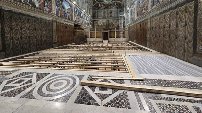 La Capilla Sixtina se prepara para el Cónclave que elegirá al nuevo Papa.