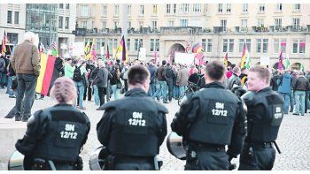 ámbito.com | LOS LUNES, ODIO. Consignas xenófobas, antiislámicas y hasta hostiles a la prensa son el menú de las manifestaciones semanales del movimiento Pegida en Dresde.