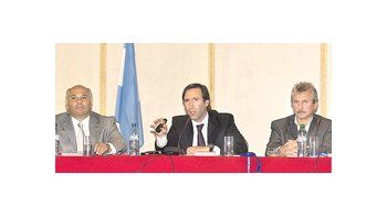 El ministro Lorenzino, flanqueado por Raúl Olmos y Gustavo Isaack de la Asociación Federal de Editores de la República Argentina.