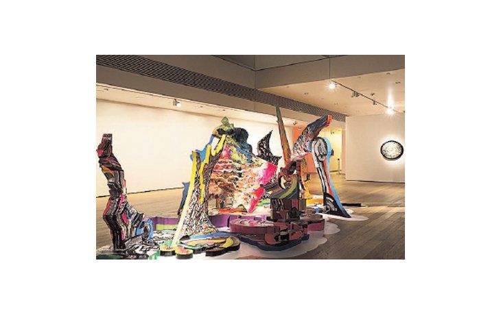 ámbito.com | Provocan sorpresa las obras recientes de Noé, son pinturas-esculturas, como esta instalación tridimensional de un artista capaz de convocar formas y colores inesperados.