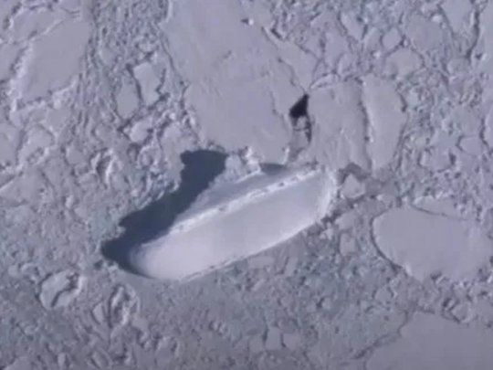 Uno de los espectadores del video envió las&nbsp;coordenadas de un área situada entre la Antártida y Nueva Zelanda,&nbsp;donde afirman haber encontrado&nbsp;un enorme barco congelado entre icebergs.
