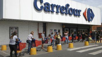 Largas colas se registraron en los supermercados por temor a un desabastecimiento.&nbsp;Desde el sector, llamaron a mantener la calma, y a negaron faltantes de productos.