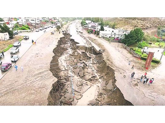 Destrozos. Arriba, Comodoro Rivadavia, una de las zonas más afectadas por el temporal de lluvia que no cesa. Abajo, en Tucumán continuaban ayer evacuando gente que quedó atrapada en sus hogares.
