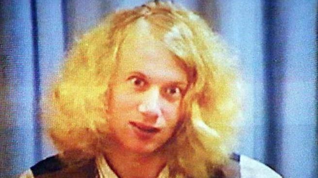 Stupid Martin heredó una mansión millonaria tras el fallecimiento de su novia, lo que destruyó su salud mental por completo.