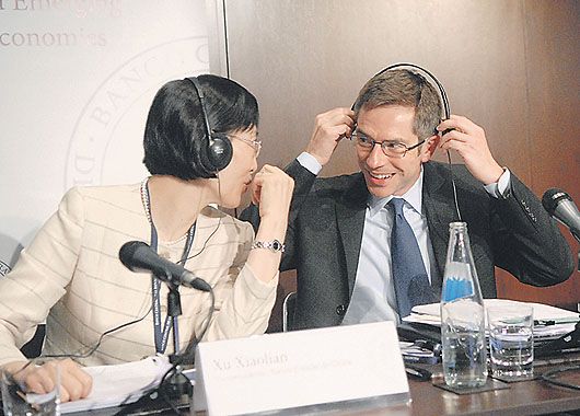 Una de las estrellas invitadas, Randall Kroszner, saluda a Hu Xiao Lian (Banco Popular de China) ante los más de doscientos asistentes