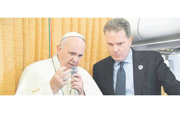 Regreso. El papa Francisco ayer a bordo del vuelo que lo llevó de regreso a Roma de su gira por Georgia y Azerbaiyán.