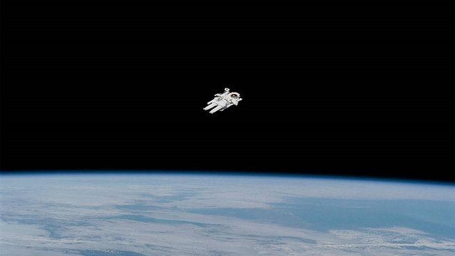 La NASA confirmó increíble foto de astronauta flotando sin ataduras.&nbsp;