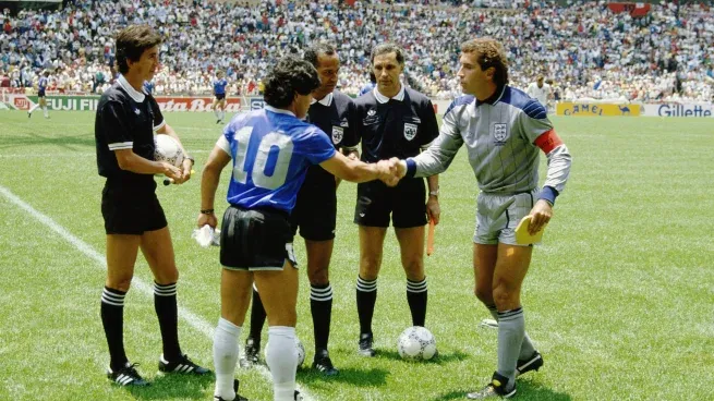 Diego Maradona y Peter Shilton antes del pitazo inicial de El Partido.
