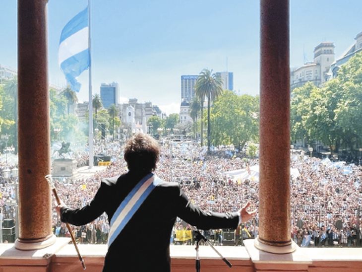 Milei balcon (NA)_opt.jpeg